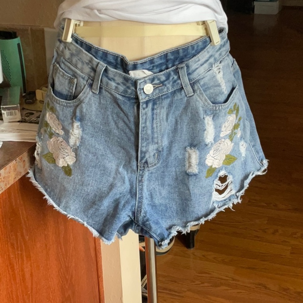 ETWO Flower Embroidered Jean Shorts Size L, Preowned
